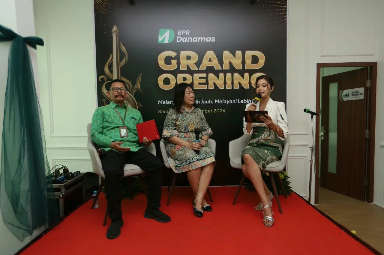 Foto:&nbsp;Direktur Kepatuhan BPR Danamas, Imam Mulasri (kiri)&nbsp;dan&nbsp;Direktur Utama BPR Danamas, Lisnur (kanan) saat memberikan keterangan dalam prosesi Grand Opening Kantor Pusat BPR Danamas.